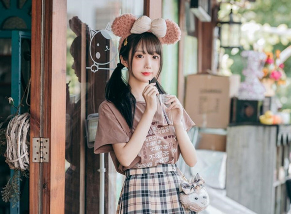 龙十三 萝 莉 裙 贫 乳 萌 妹 子 啪 啪 躺 沙 发 上 推 油 按 背 大 屁 股 骑 乘 站 立 后 入 撞 击 猛 操 再 到 床 搞