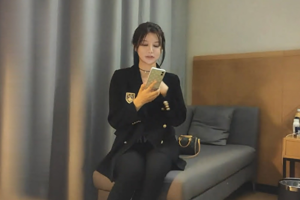 胸前漂亮纹身美女性感情趣装黑网袜无毛骚穴炮友爆操扶屌骑乘位插入